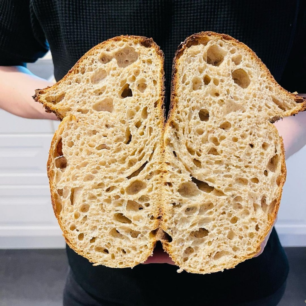 Хлеб, испеченный Анной Серовой, инстаграм @auoster