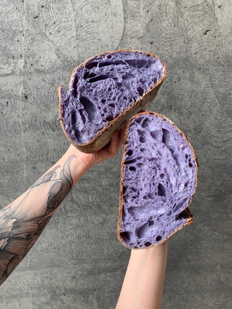 Фиолетовый тартин, фирменный хлеб пекарни "Мякиш"