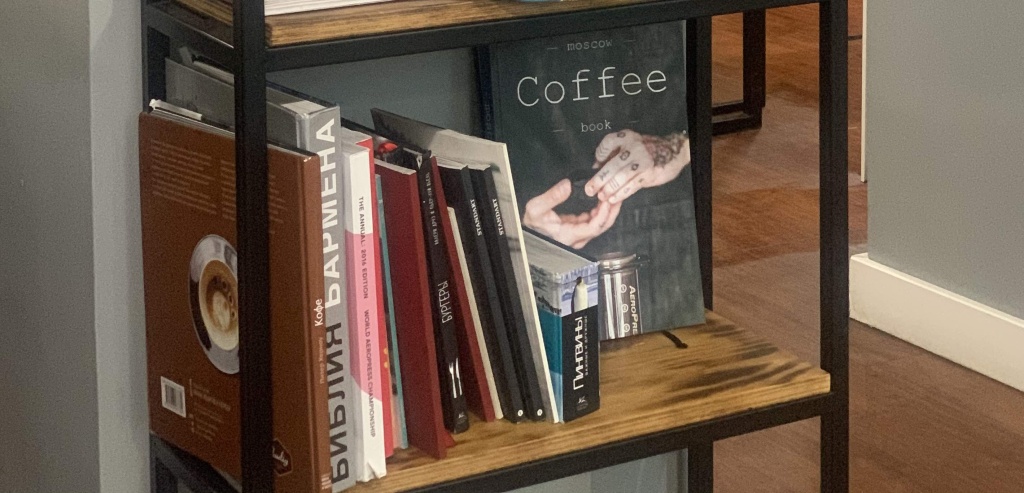 Книги в кофейне