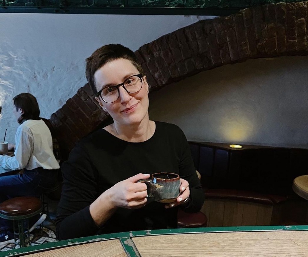 Мария Левина в кофейне