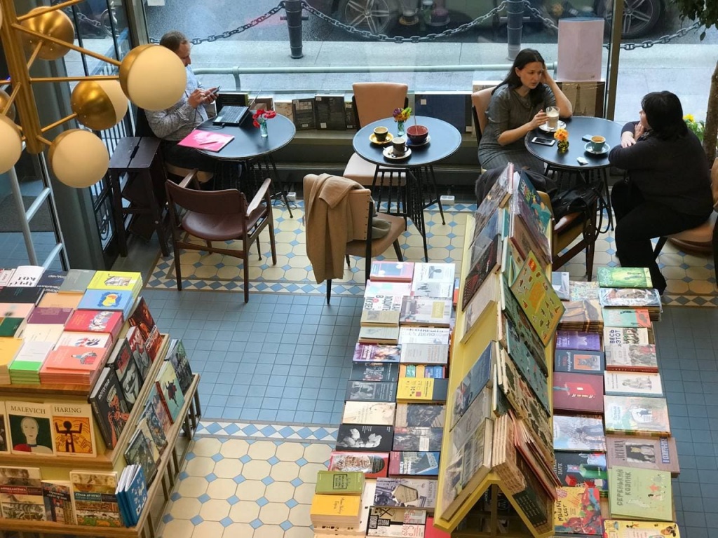 Кофейня в книжном магазине "Подписные издания". 
